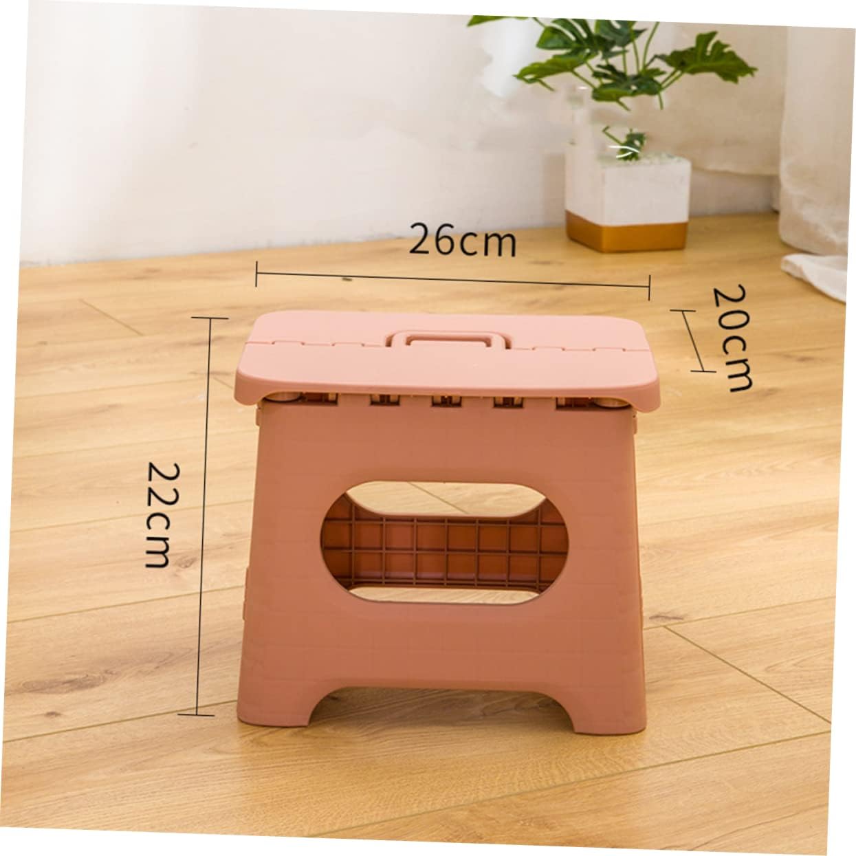 Tabouret pliant illustré dans un environnement de camping