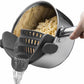 Accessoire de cuisine en silicone vert sur une poêle