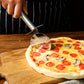 Roulette à pizza illustrée avec une pizza fraîchement coupée