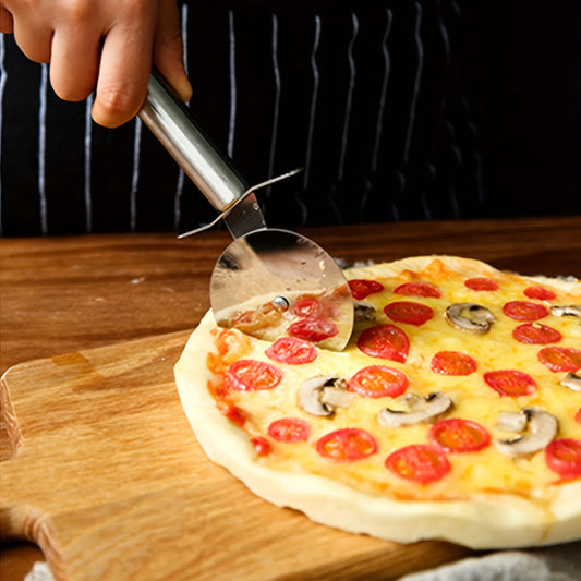 Roulette à pizza illustrée avec une pizza fraîchement coupée