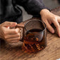 Vue latérale d'une tasse en verre remplie de café
