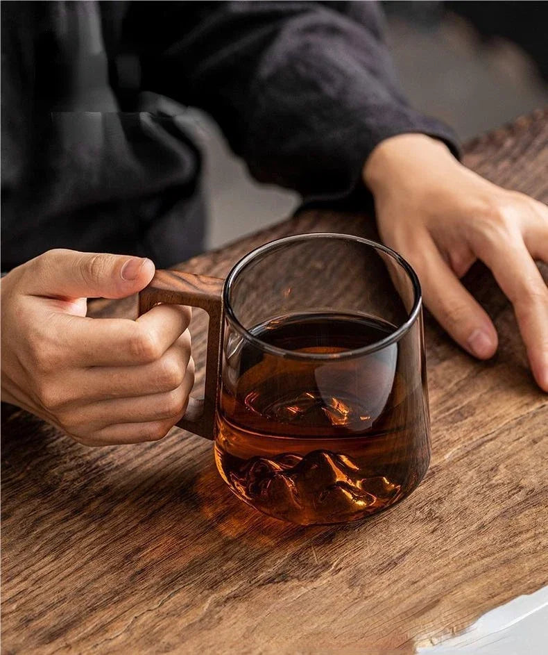 Vue latérale d'une tasse en verre remplie de café