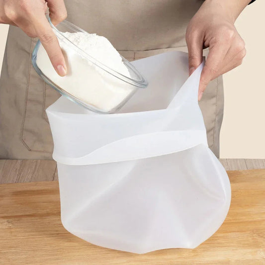 Sac en silicone flexible sur une table de cuisine