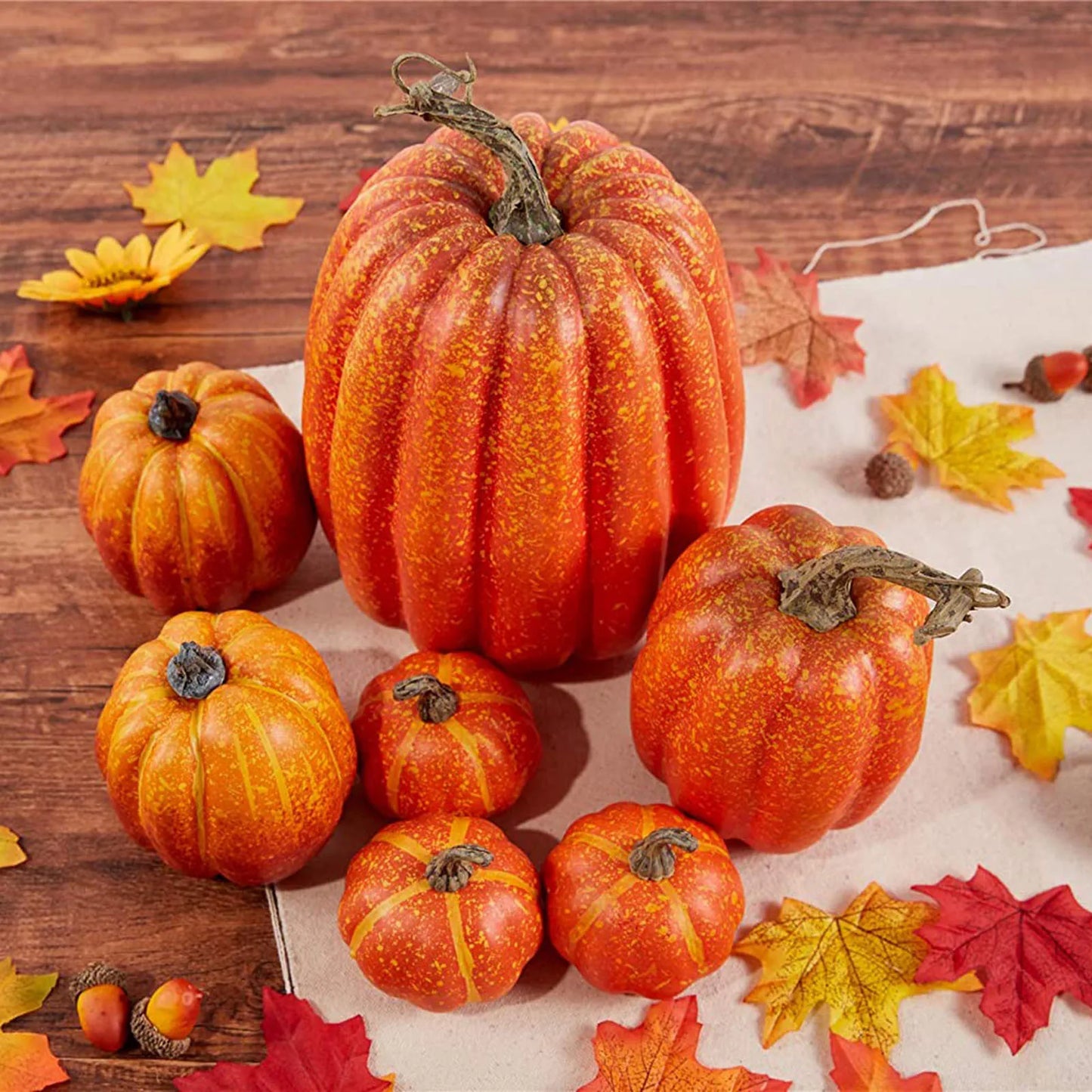 Citrouilles décoratives en mousse sur une table en bois