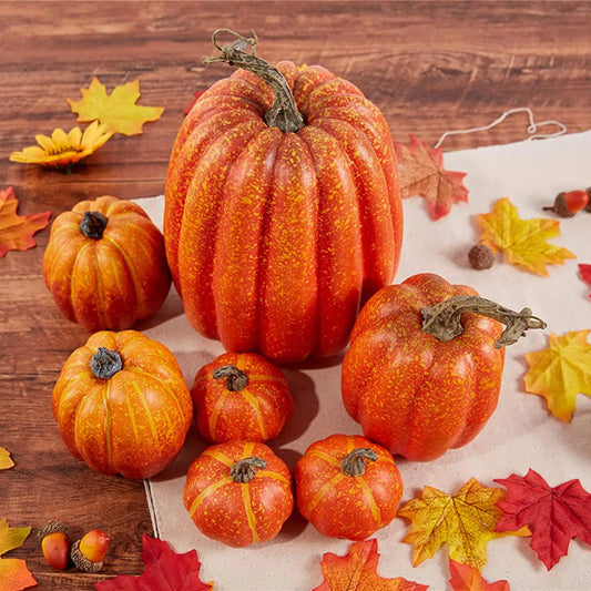 Citrouilles décoratives en mousse sur une table en bois
