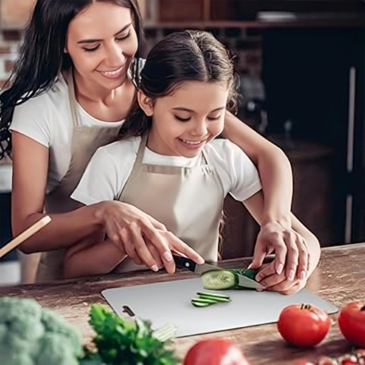 Gros plan sur la texture non poreuse de la planche en titane