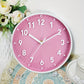 Horloge murale rose avec chiffres blancs sur fond vif