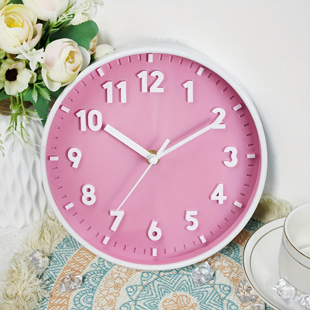 Horloge murale rose avec chiffres blancs sur fond vif