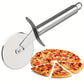 Roulette à pizza posée sur une planche en bois