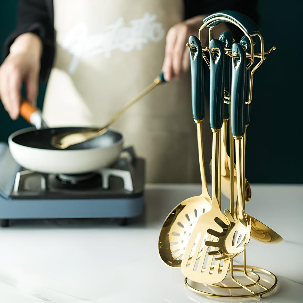 Spatule dorée en acier inoxydable sur table