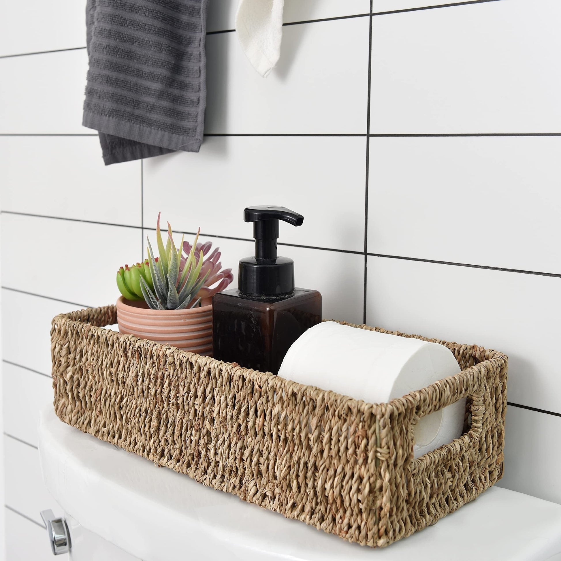 Panier de rangement avec accessoires de salle de bain