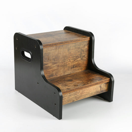 Chaise en bois sous un lavabo de cuisine