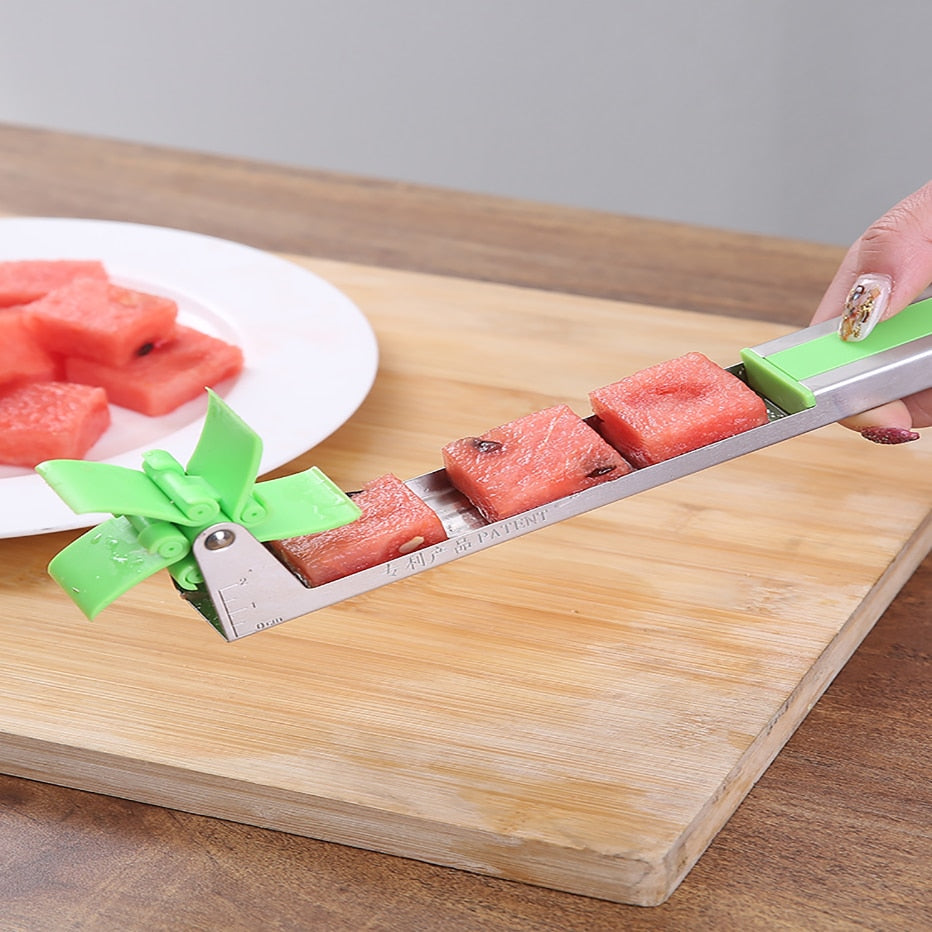 Tranches de melon uniformes sur une assiette