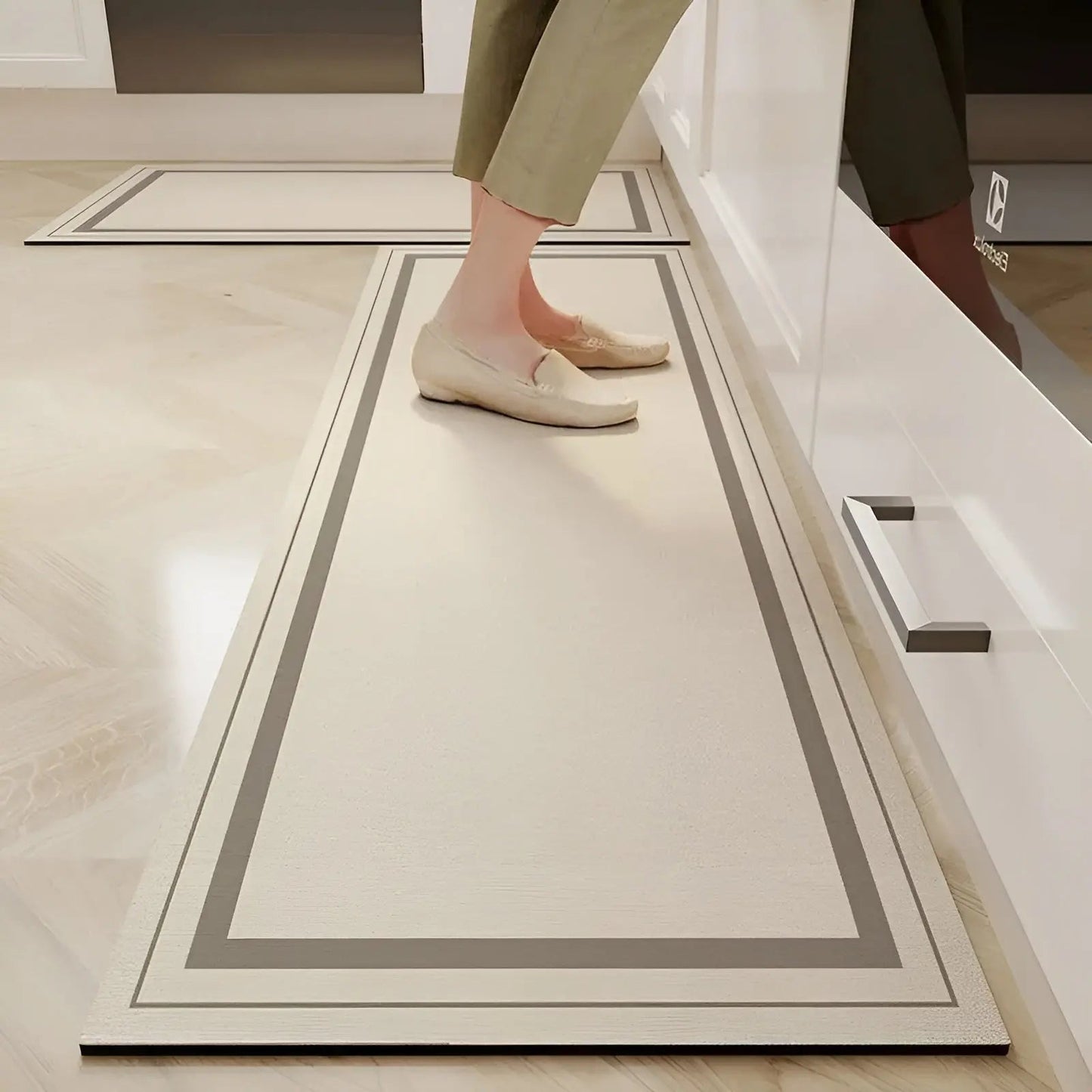 Tapis de cuisine gris foncé, intégrant un design minimaliste