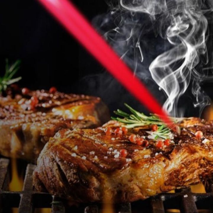 Vue latérale du briquet avec détails métalliques