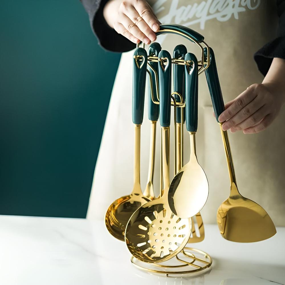 Ensemble d'ustensiles dorés sur fond blanc