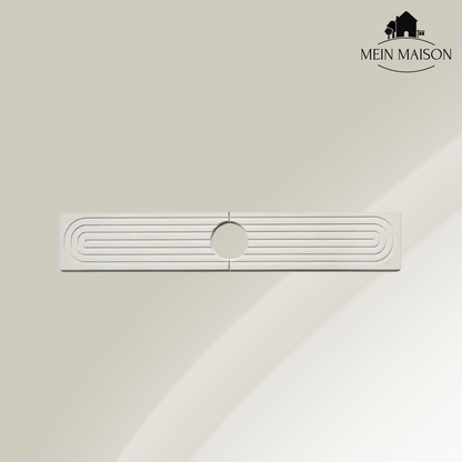 Sous-plat absorbant avec des objets de cuisine dessus