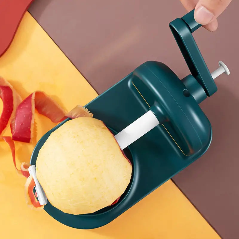 Éplucheur en train de peler une pomme verte