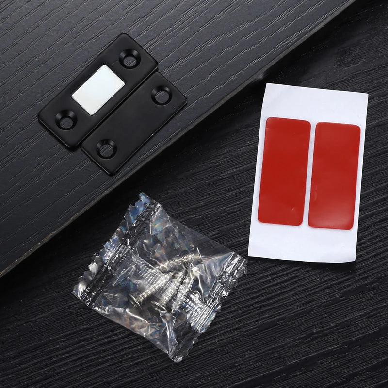 Gros plan sur aimant en métal noir pour fermeture de porte