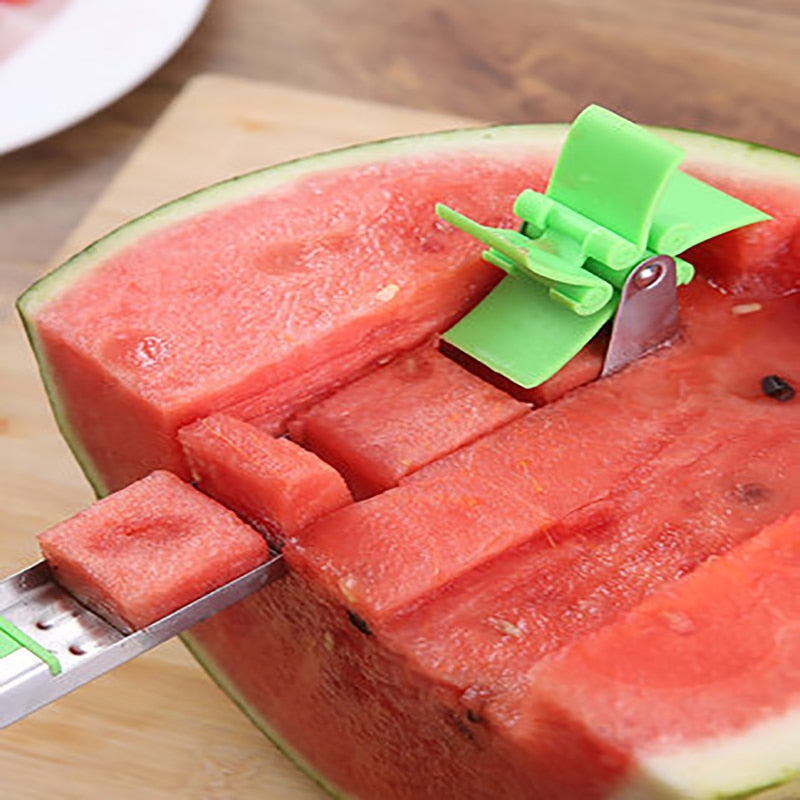 Coupe-melon en action sur un fruit