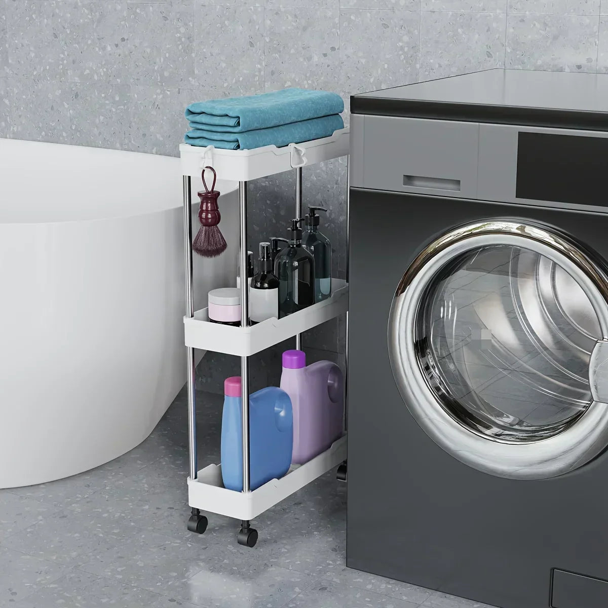 Étagère de rangement blanche dans une salle de bain étroite