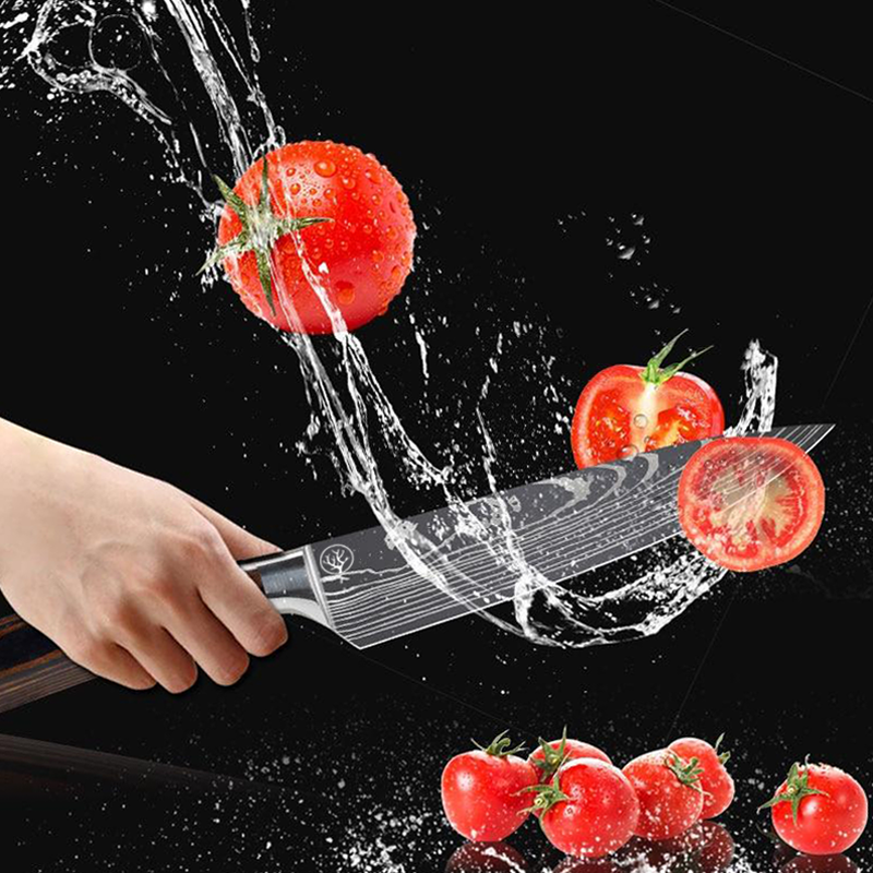 Couteaux de cuisine sur fond blanc, motif damassé