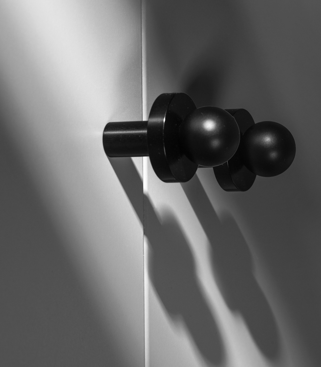 Bouton de meuble contemporain, mélange de laiton et inox noir