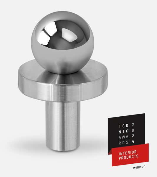 Vue latérale du bouton de meuble argenté et chromé