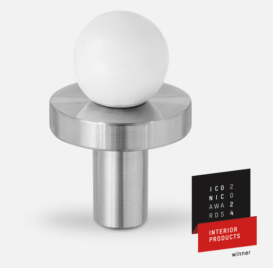 Vue de profil d'un bouton de meuble en laiton et inox poli