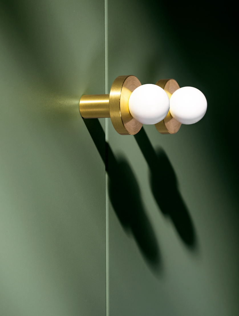 Bouton de meuble blanc et or sur fond neutre