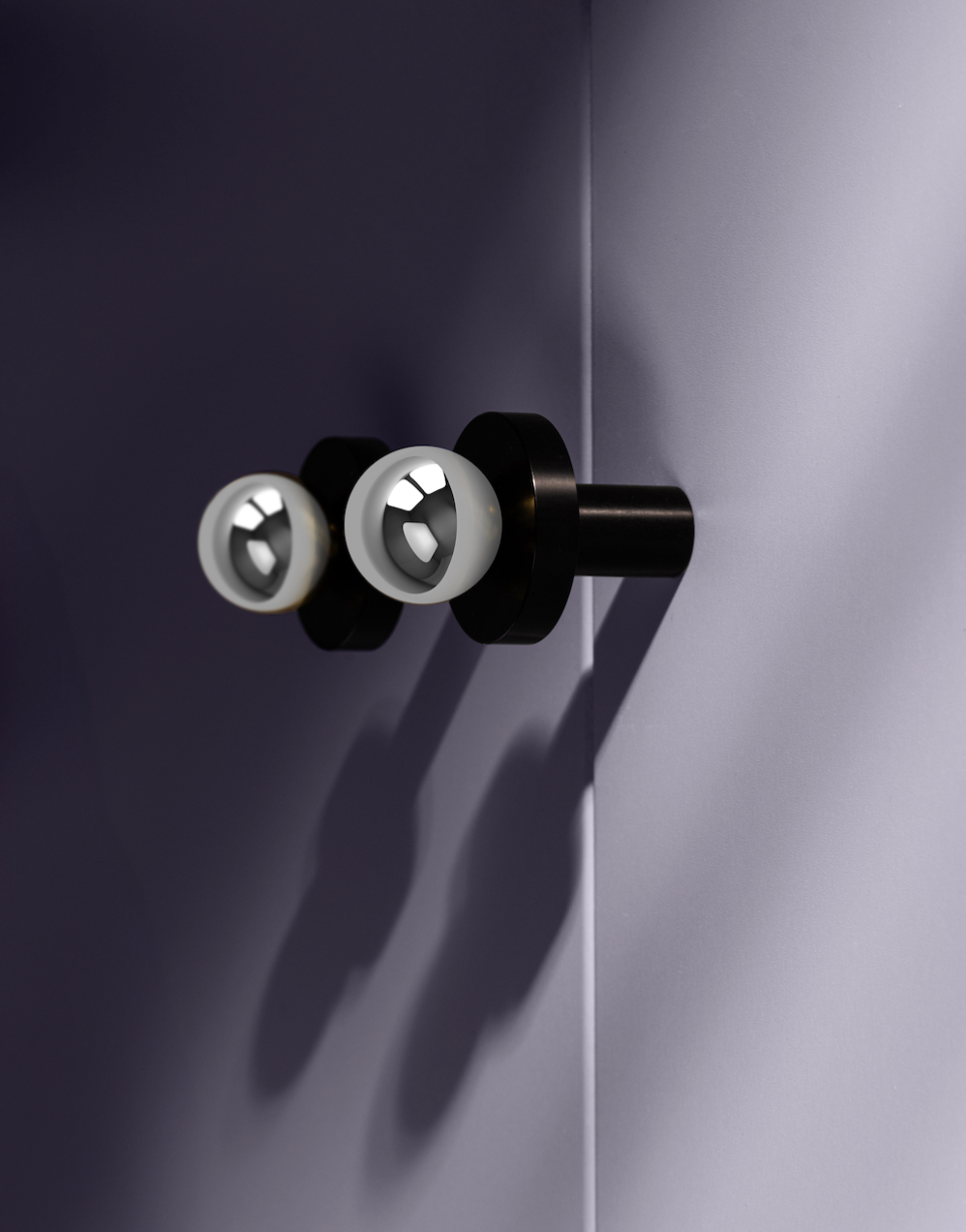 Bouton de meuble moderne avec base en acier et sphère laquée