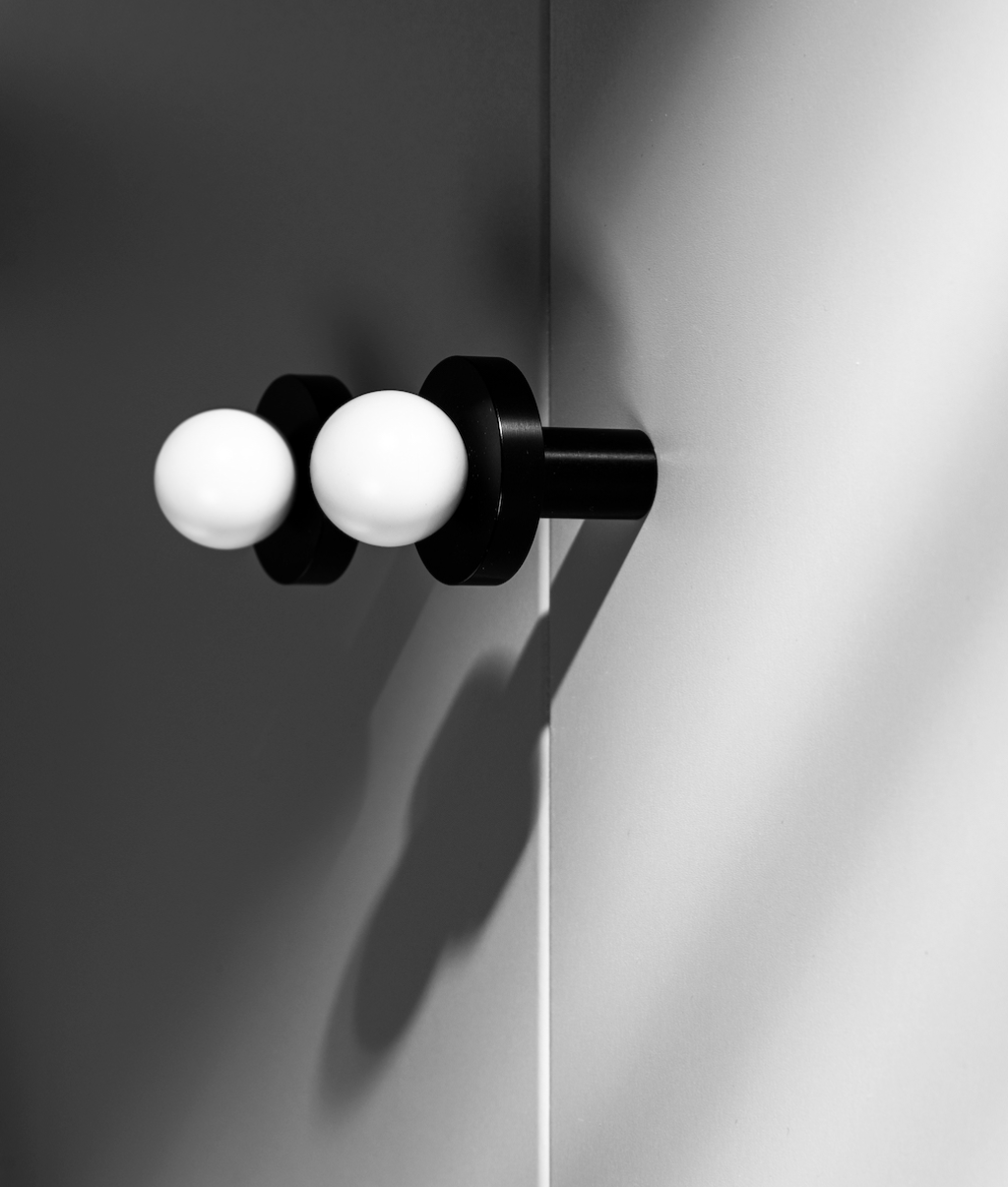 Vue latérale du bouton, montrant la texture blanche