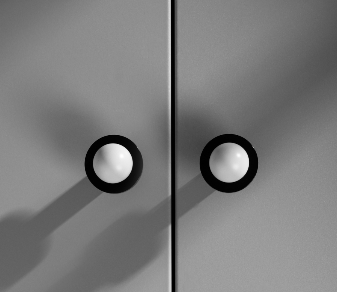 Bouton de meuble en laiton et acier, vue de face