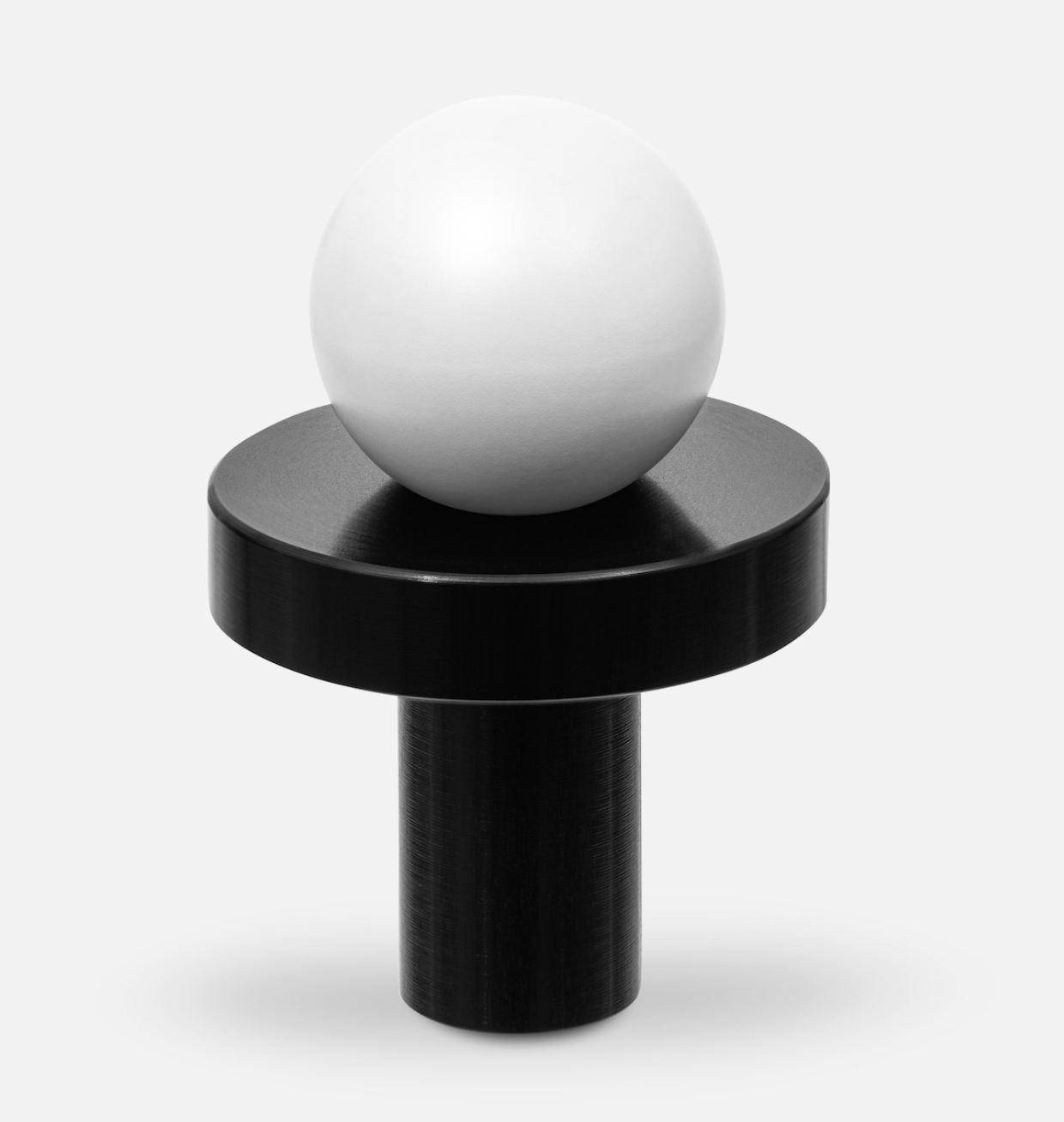 Détail du bouton avec finition argent brossé