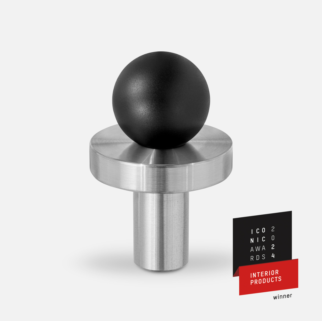 Vue rapprochée d'un bouton de meuble en laiton noir et argent
