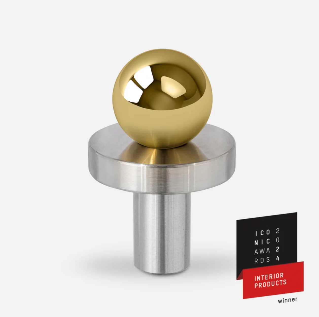 Vue rapprochée d'un bouton de meuble or et argent brossé