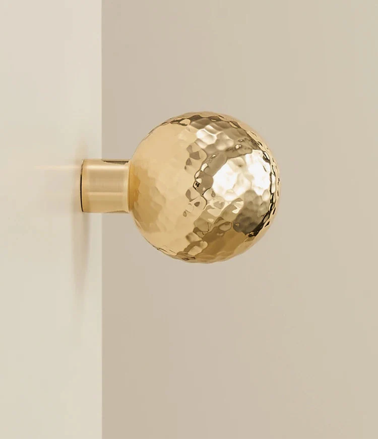 Bouton de meuble en laiton doré sur fond blanc