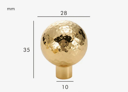 Finition éclatante d'un bouton de meuble en laiton