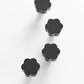 Bouton de meuble rétro noir en laiton sur fond blanc