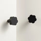 Bouton en laiton noir installé sur un tiroir en bois clair