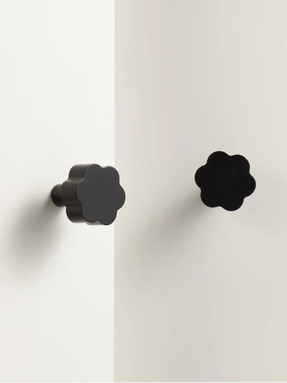 Bouton en laiton noir installé sur un tiroir en bois clair