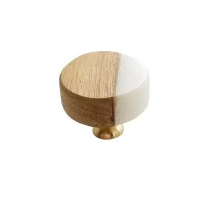 Vue de côté d'un bouton de meuble élégant en bois