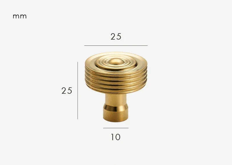 Gros plan sur un bouton de meuble or brillant