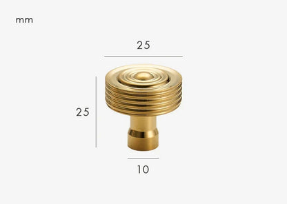Gros plan sur un bouton de meuble or brillant