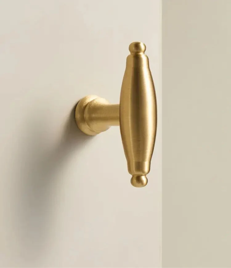 Vue de dessus d'un bouton de meuble ovale doré