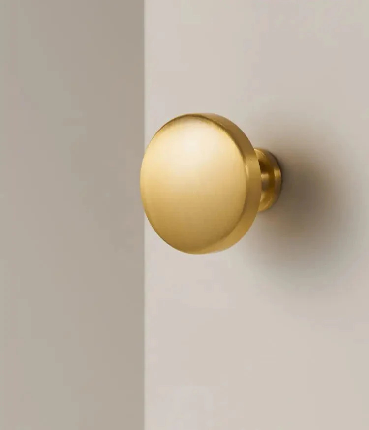 Gros plan sur les stries du bouton or brossé