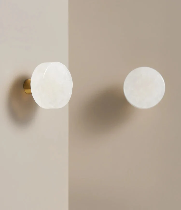 Vue rapprochée d'un bouton de meuble laiton blanc perle
