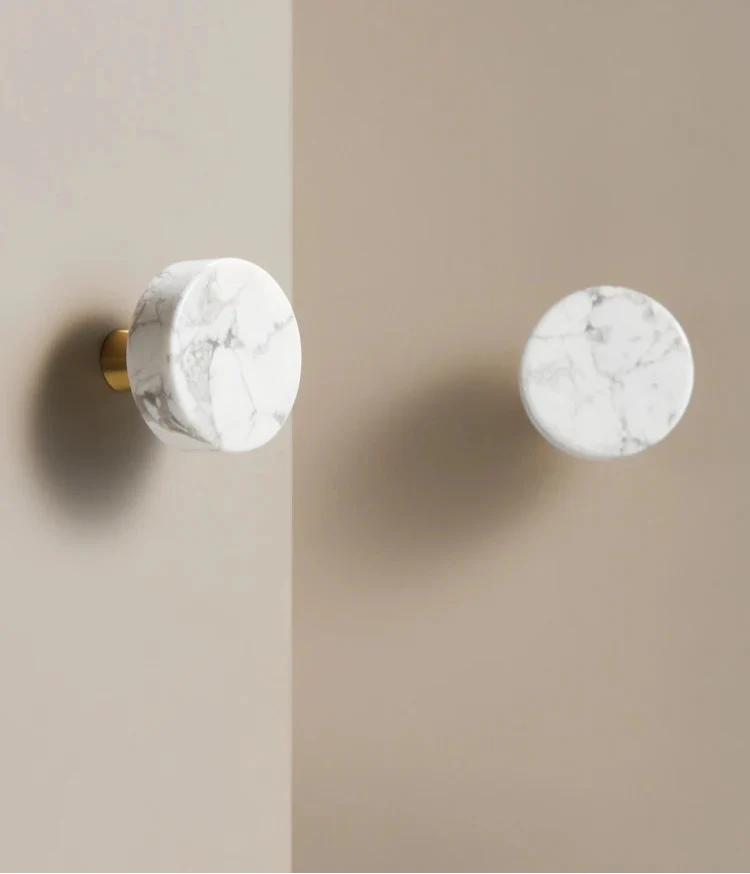Vue rapprochée d'un bouton de meuble effet marbre