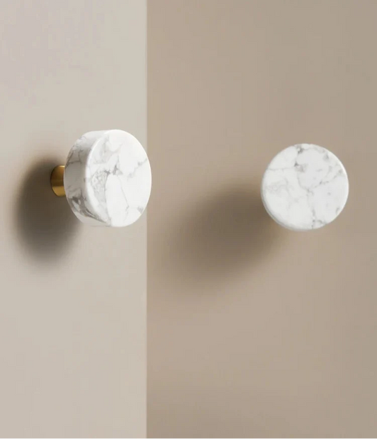 Vue rapprochée d'un bouton de meuble effet marbre