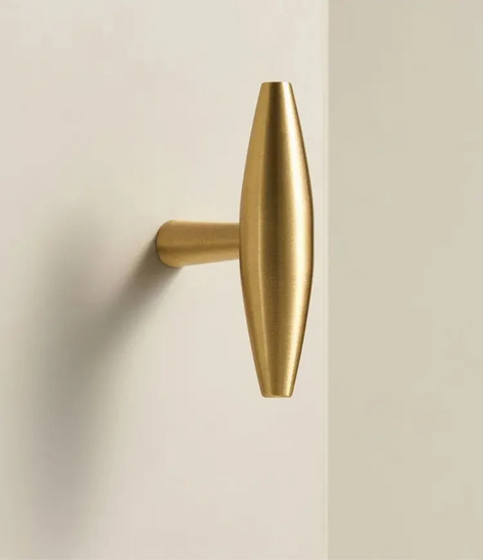 Vue rapprochée d'un bouton de meuble doré ovale